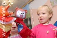 Дети играют с куклами-перчатками, фото детей в фотобанке fotodeti.ru