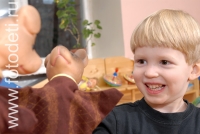 Ребёнок с куклой-печаткой в детском саду, фото играющих малышей