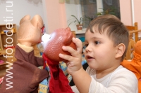 Общение малыша с игрушкой развивает его эмоциональный мир, фото детей на сайте детского фотографа