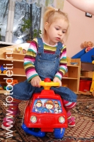 Девочка кактается на машинке, фото детей в фотобанке fotodeti.ru