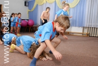 Спортивные командные игры для детей, на фото дети занимаются спортом