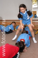 Задания для детских эстафет, на фото дети занимаются спортом