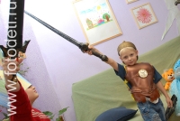 Мальчик в костюме рыцаря с игрушечным мечом, фотогалереи детских праздников