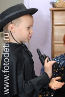 Мальчик в шляпе и с пистолетом в руках, в фотогалереи детского праздника