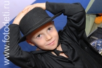 Ребёнок в прикольной шляпе, в фотогалереи детского праздника