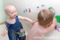 Дети балуются с красками, фотография из галереи «Дети рисуют