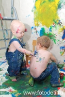 Дети рисуют друг на друге, фотография из галереи «Дети рисуют