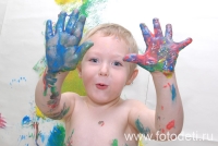 Детские ладошки в краске, фотография из галереи «Дети рисуют