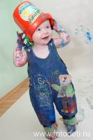 Ребенок с ведёрком на голове, фотография из галереи «Дети рисуют