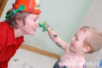 Фото ребёнка с мамой в процессе совместного творчества , фотография на сайте fotodeti.ru