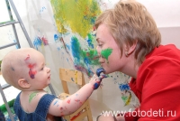 Ребёнок разрисовывает маму, фотография из галереи «Дети рисуют
