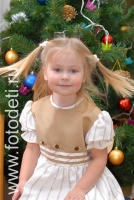 Фотография ребёнка на фоне новогодней ёлочки, новогодние фоторепортажи