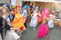 Дети танцуют в карнавальных костюмах, тематика фото «Обучение детей танцам