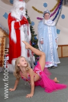 Девочка выступает перед Дедом Морозом и Снегурочкой, тематика фото «Обучение детей танцам
