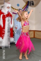 Зажигательный танец на новогоднем празднике, тематика фото «Обучение детей танцам