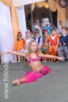 Девочка сидит на шпагате, тематика фото «Обучение детей танцам