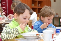 Дети едят самостоятельно, дети кушают самостоятельно
