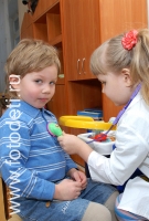 Лучшая детская клиника, фото играющих малышей