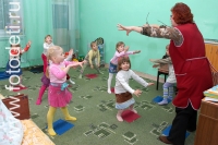 Физкультминутка в группе детского сада, на фото дети занимаются спортом