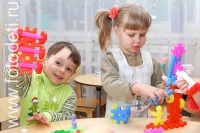 Дети с удовольствием играют в детском саду, фото детей в фотобанке fotodeti.ru