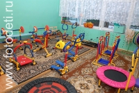Организация тренажерного зала для детей, на фото дети занимаются спортом