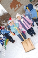 Ребёнок убирает снег лопатой, фото детей на сайте fotodeti.ru