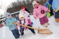 Дети убирают снег лопатой, фото детей на сайте fotodeti.ru