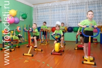 Дети занимаются на тренажерах на физкультуре, на фото дети занимаются спортом