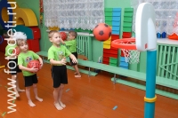 Баскетбольное кольцо для детских спортзалов, на фото дети занимаются спортом