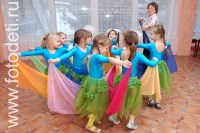Девочки танцуют с платками, тематика фото «Обучение детей танцам