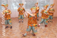Мальчики в костюмах танцуют, тематика фото «Обучение детей танцам