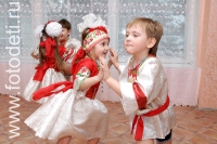 Мальчик и девочка в народных костюмах, тематика фото «Обучение детей танцам