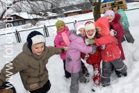 Зимние развлечения детей, детские фотографии из фотогалереи «Дети играют