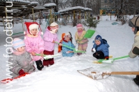 Дети строят снежную горку, фото детей в фотобанке fotodeti.ru