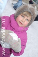 Девочка со снежком, фото детей в фотобанке fotodeti.ru