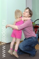 Мама нежно обнимает дочку , фотография на сайте fotodeti.ru