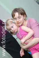 Мама с ребёнком внимательно слушают педагога на развивающем занятии , фотография на сайте fotodeti.ru