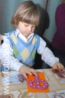 Ребёнок лепит буквы из пластилина, фотогалереи детских развивающих занятий