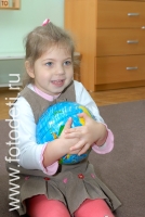 Девочка с мячиком-глобусом, фотография из архива детского фотографа