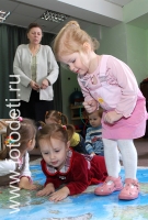 география на развивающих занятиях по географии в детском центре на Бауманской, фотография из архива детского фотографа