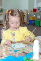 Ребёнок учиться пользоваться кистью и клеем, на фотографии ребёнка из галереи «Детское творчество