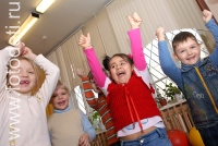 Радость детей от совместного общения , фото на сайте fotodeti.ru
