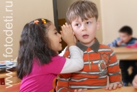 Девочка шепчет мальчику на ухо какие-то секреты , фото на сайте fotodeti.ru