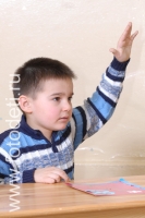 Мальчик хочет отвечать на уроке, фото из архива детского фотографа