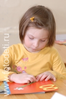 Девочка делает открытку маме на 8 марта, на фотографии ребёнка из галереи «Детское творчество