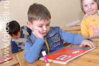 Мальчик делает праздничную открытку, на фотографии ребёнка из галереи «Детское творчество