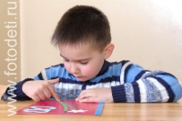 Дети на занятии делают открытки своими руками, на фотографии ребёнка из галереи «Детское творчество