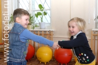 Дети учатся танцевать на занятиях в детском центре, тематика фото «Обучение детей танцам