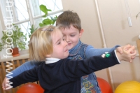 Мальчик с девочкой вальсируют, тематика фото «Обучение детей танцам