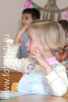 Девочка на уроке в детском центре, фото из архива детского фотографа